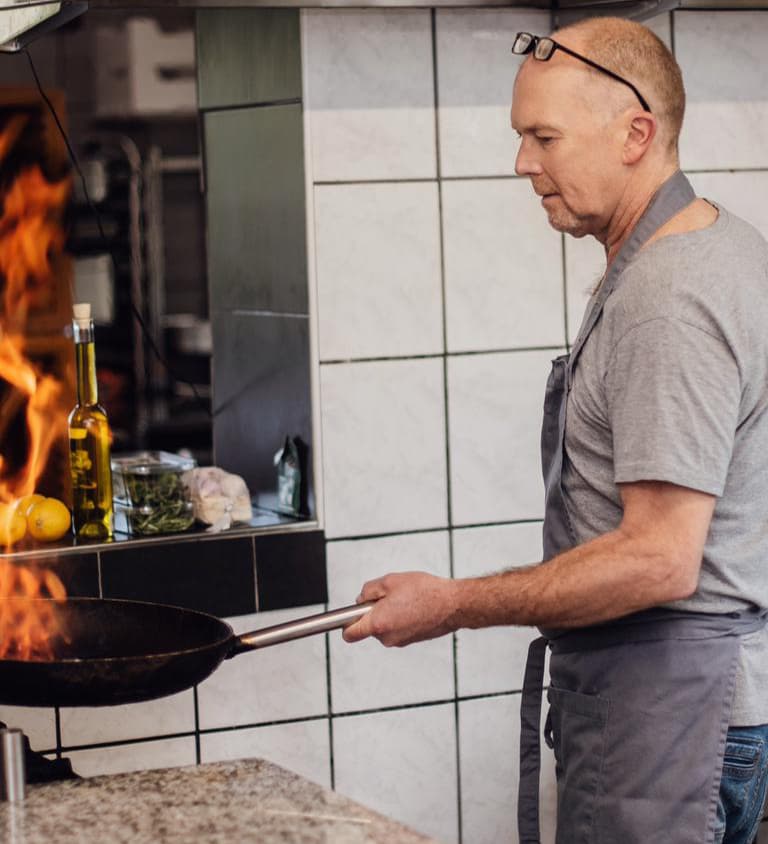 Karl-Heinz Sauer beim Kochen